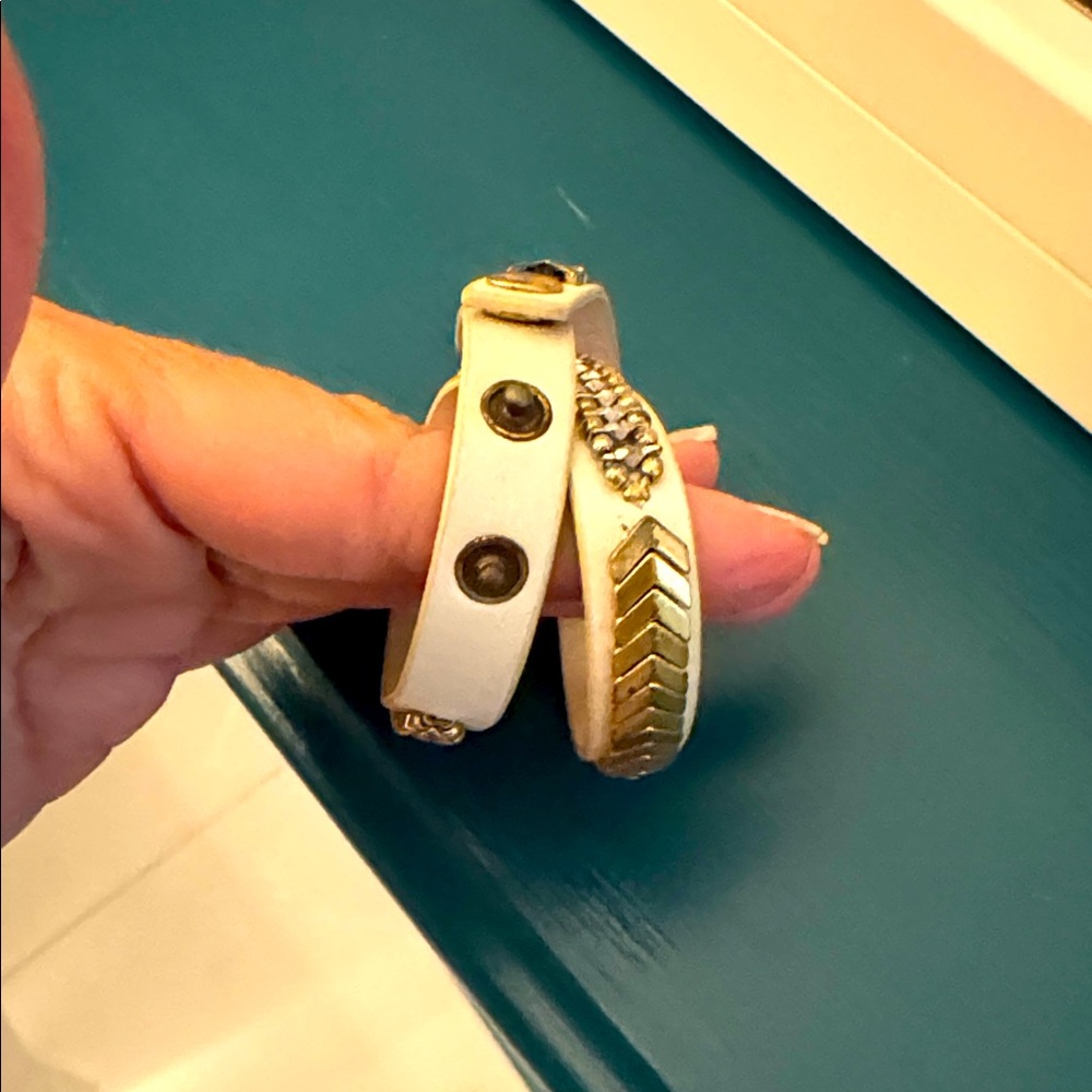 Stella & Dot Elegant White leather and Gold Bracelet